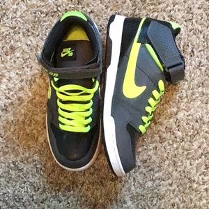 Nike SB boys size 7Y sneakers